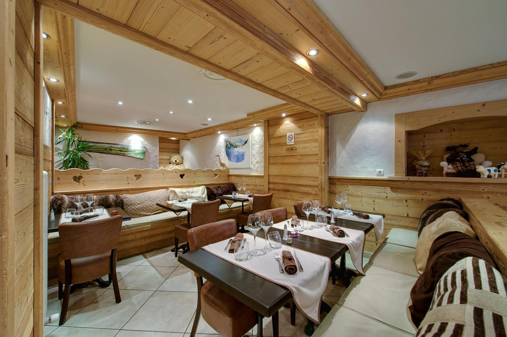 Thônes Hotel Du Commerce מראה חיצוני תמונה