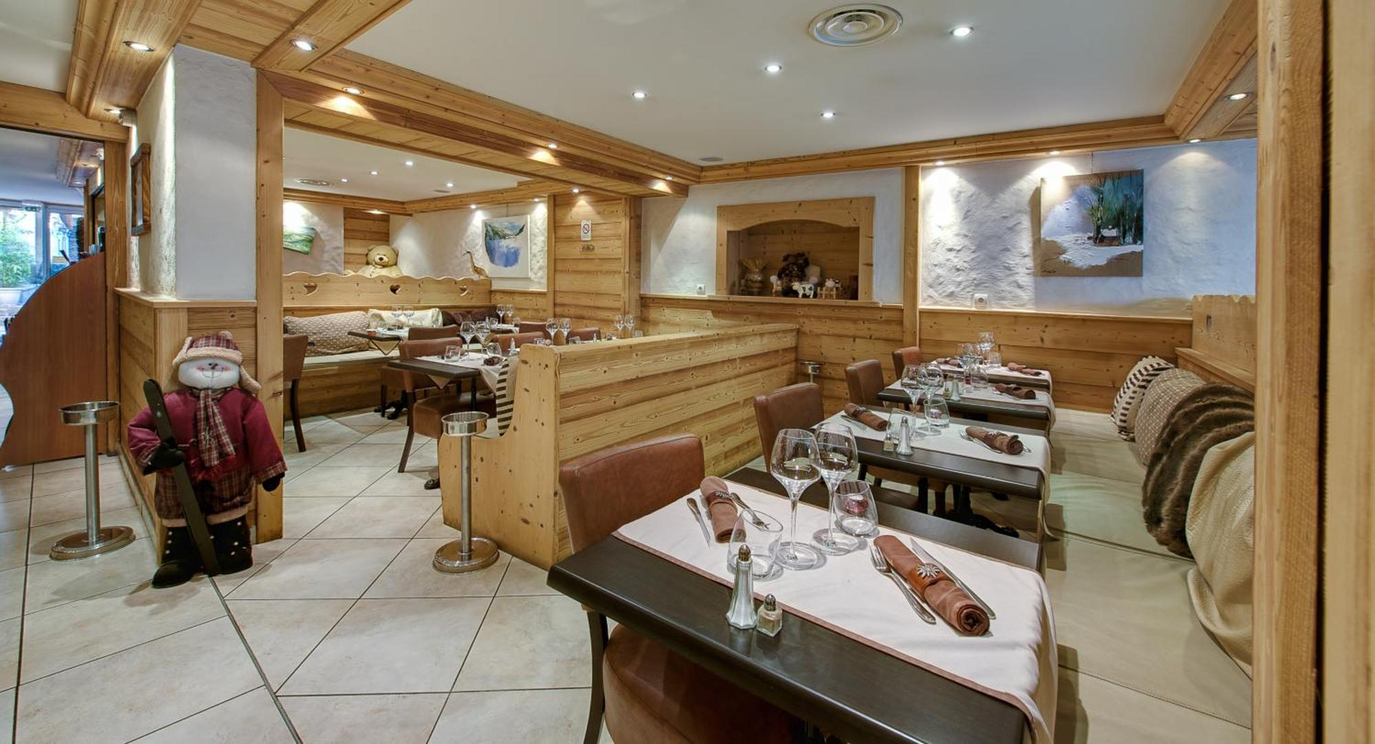 Thônes Hotel Du Commerce מראה חיצוני תמונה