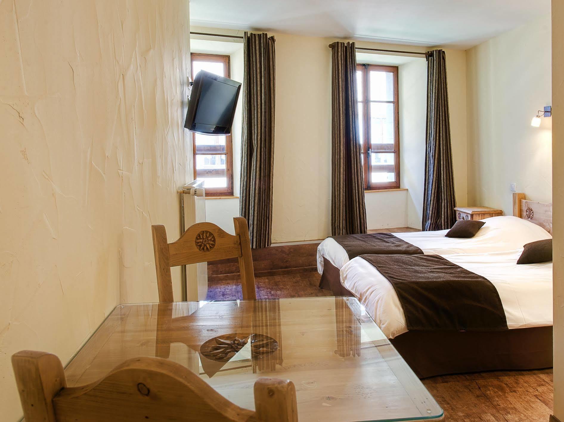 Thônes Hotel Du Commerce מראה חיצוני תמונה