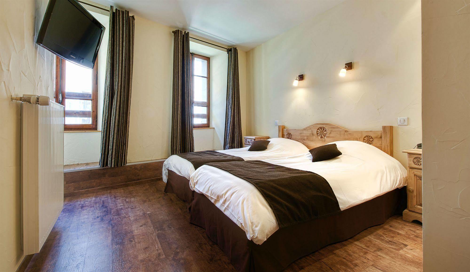 Thônes Hotel Du Commerce מראה חיצוני תמונה