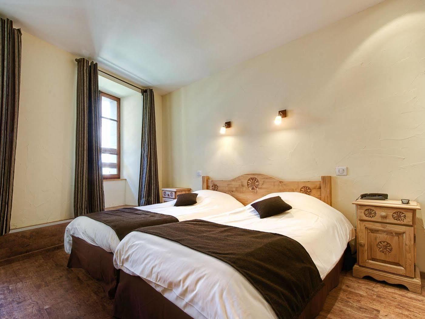 Thônes Hotel Du Commerce מראה חיצוני תמונה